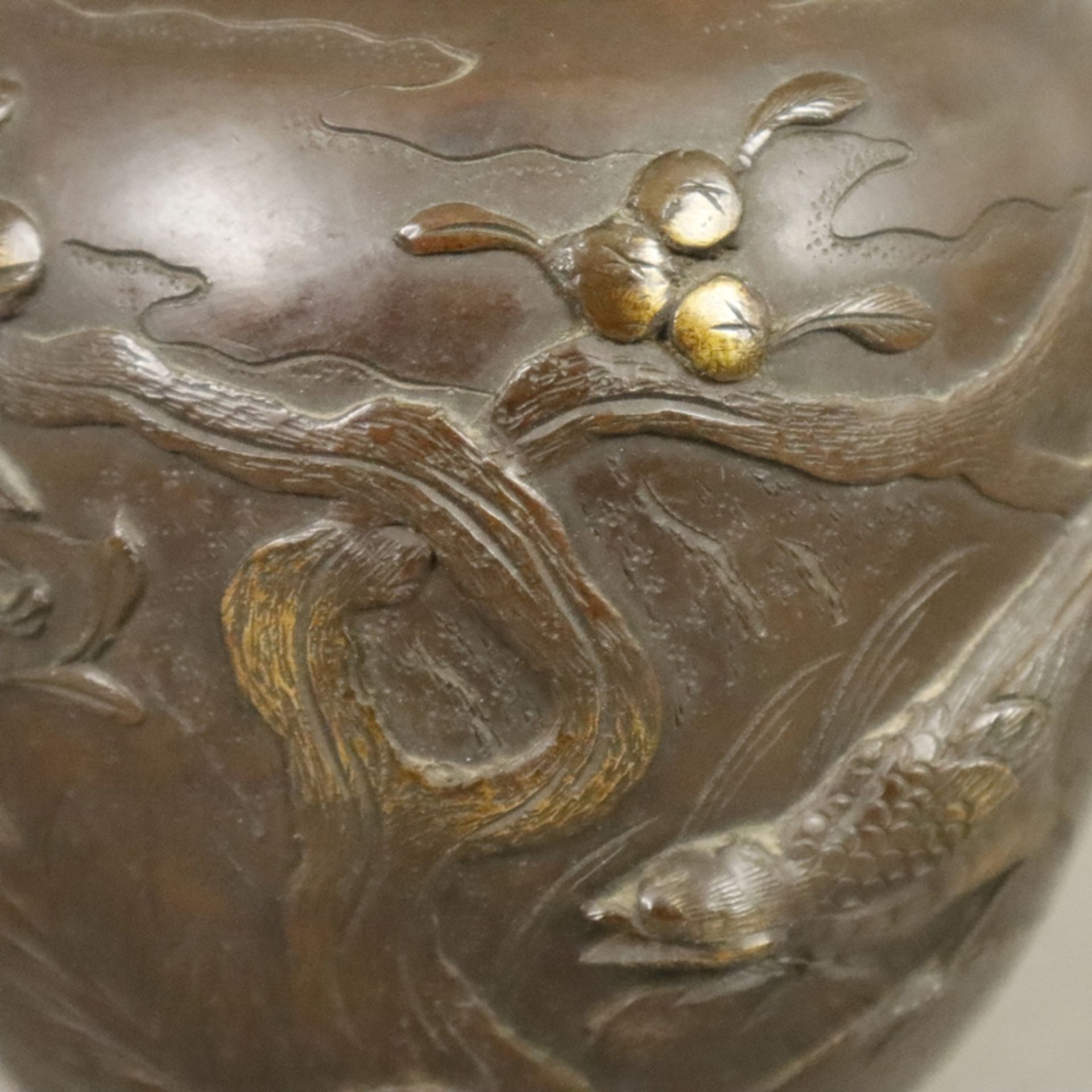 Bronzevase - Japan, wohl Meiji-Zeit, Bronze, braun patiniert, auf der Wandung umlaufend halbrundes  - Bild 4 aus 9