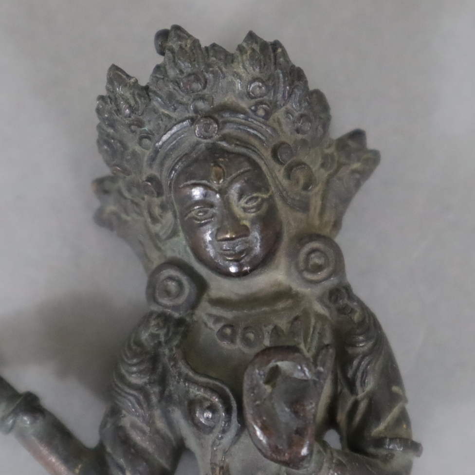 Kleine Votivfigur aus Bronze - Tibet/Nepal, Bronze, aus zwei Teilen bestehend, Figur der stehenden - Image 3 of 7