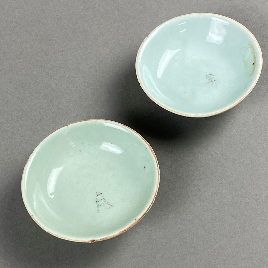 Ein Paar Schälchen - China, späte Qing-Dynastie, Porzellan mit milchig hellblauer Glasur, Ritzzeich