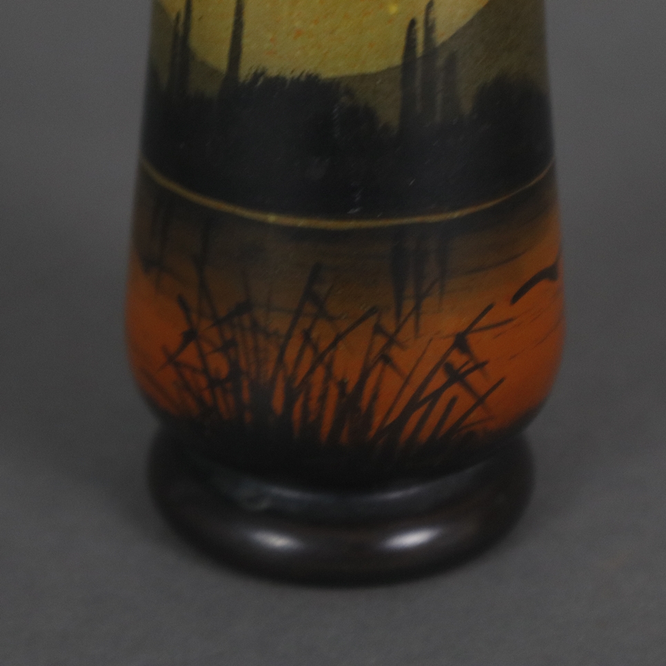 Jugendstil-Miniaturvase - wohl Frankreich, Anfang 20. Jh., farbloses Glas, bemalt mit Landschaftsde - Image 4 of 7