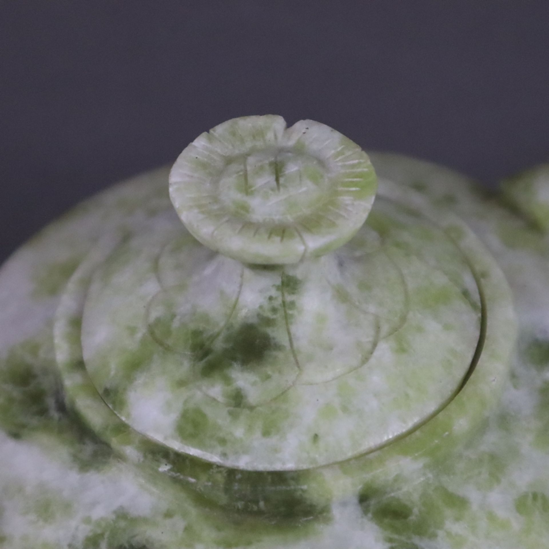 Zierkanne aus Jade - China, Schnitzarbeit aus heller grünlich marmorierter Jade, der Henkel ist ver - Bild 2 aus 8