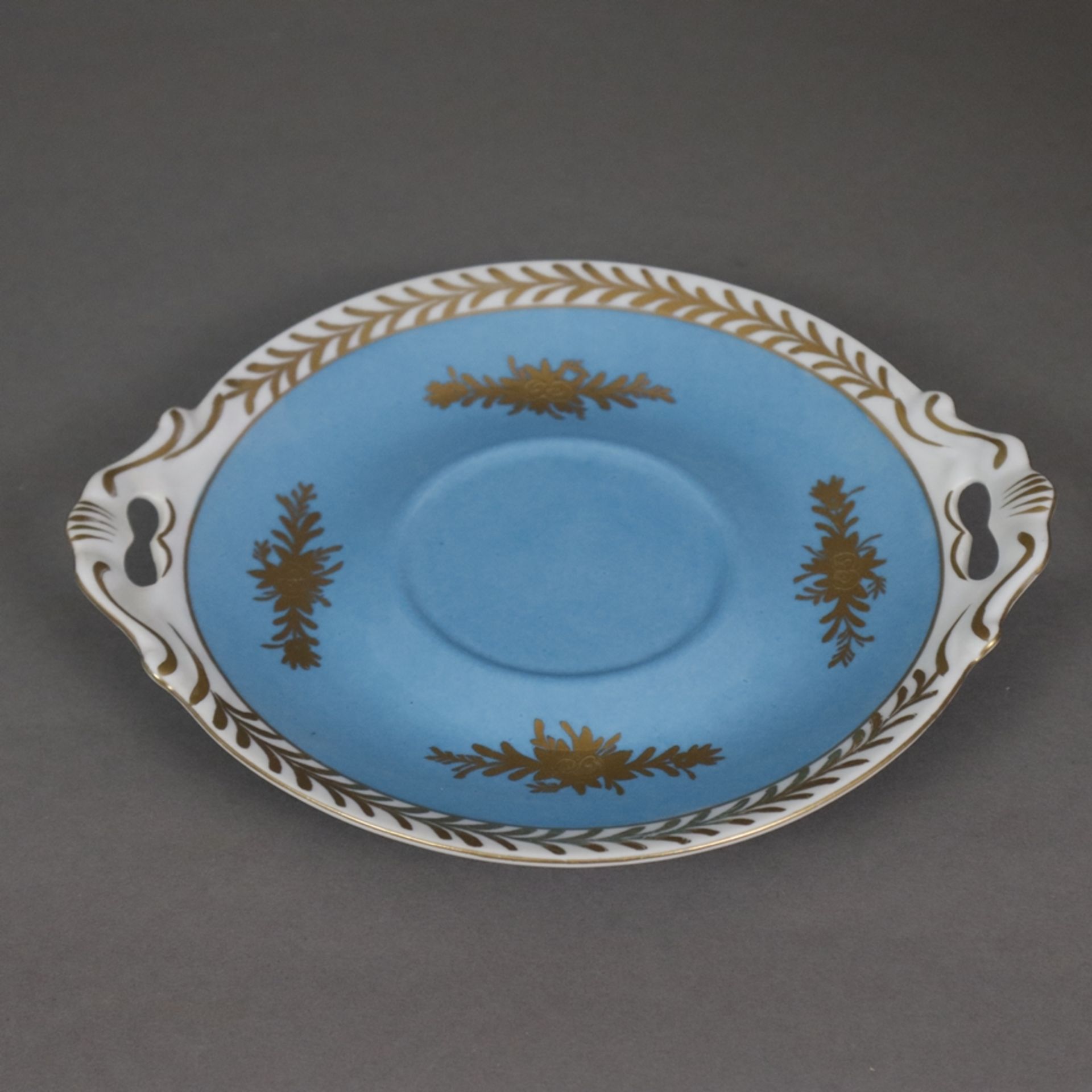 Henkelvase und kleine Deckelterrine mit Presentoir im Sèvres-Stil - 20. Jh., Porzellan, türkisblaue - Bild 9 aus 12