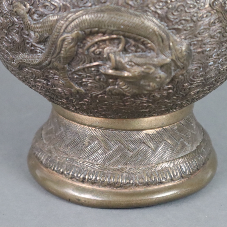 Vase - Bronzelegierung, gefußte kugelrunde Wandung mit langem Hals und knoblauchknollenförmig verdi - Image 10 of 11