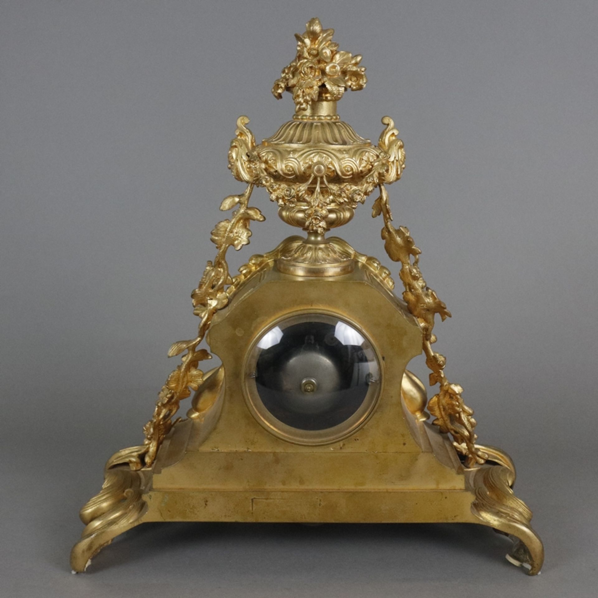 Prunkvolle Pendule - Paris, Frankreich, um 1800, vergoldetes Bronzegehäuse, reich verziert mit Akan - Bild 12 aus 15