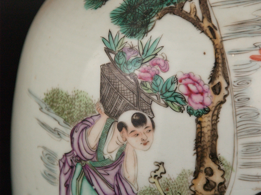 Große Balustervase - China, dickwandiges Porzellan mit polychromer Aufglasurbemalung, schauseitig g - Image 6 of 11