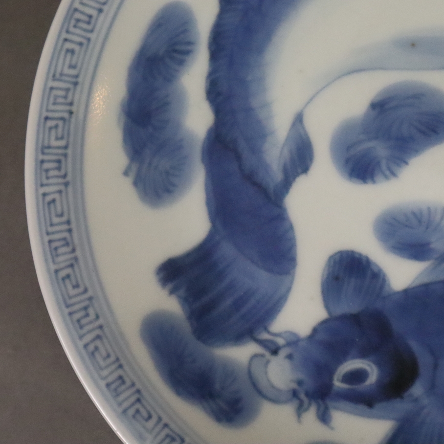Teller mit Karpfendekor - China, späte Qing-Dynastie, Porzellan, runde Form mit fein gemalten Karpf - Image 5 of 7