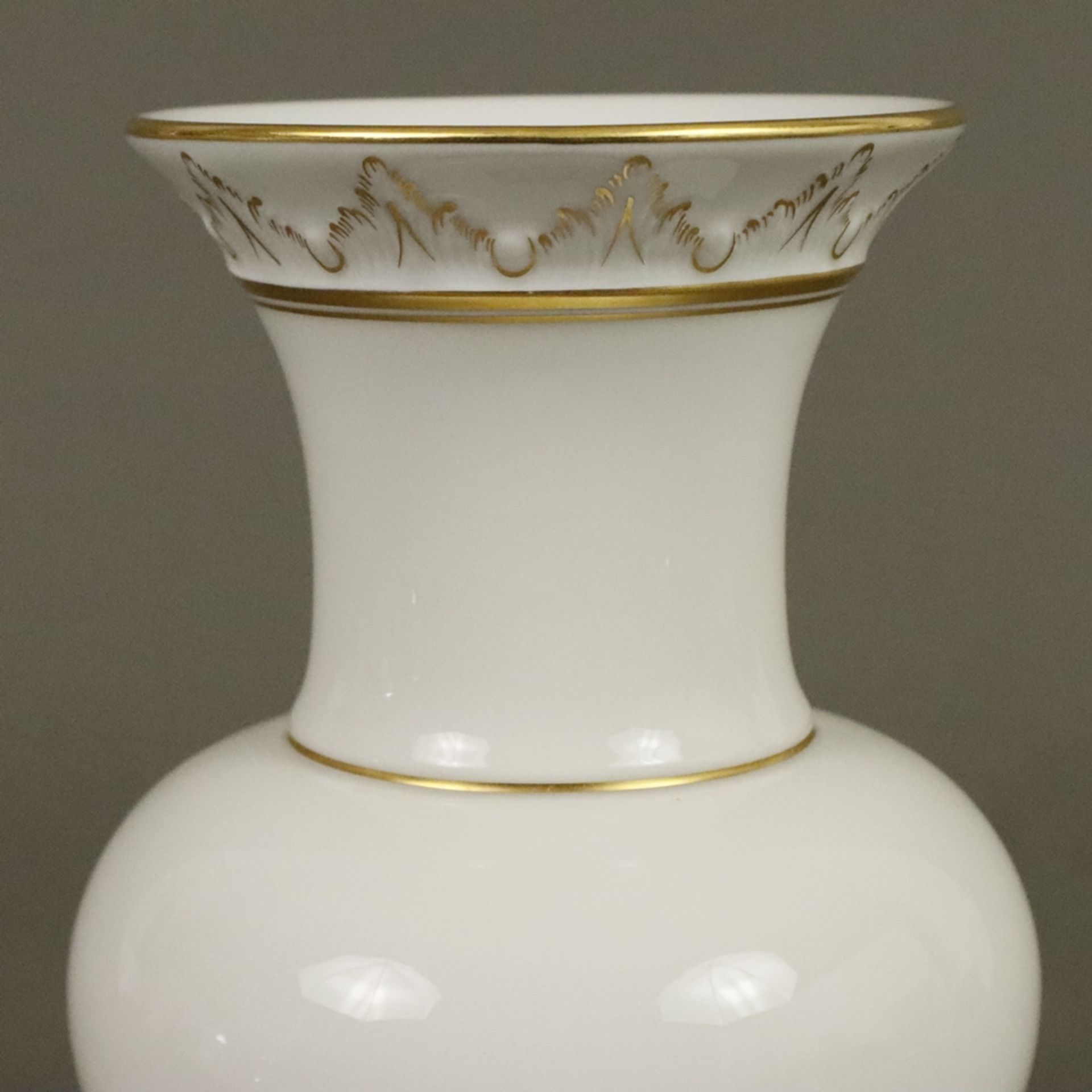 Vase - KPM Berlin, Weißporzellan, glasiert, Goldakzente, am Rand und über dem Stand umlaufende Zier - Image 3 of 6