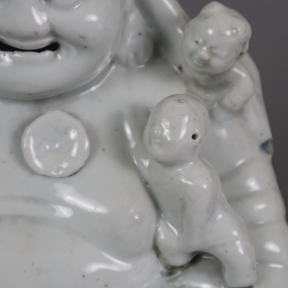 Glücksbuddha mit Kindern - China, der lachende Milefo, auch Budai genannt, sitzend in entspannter H - Image 5 of 10