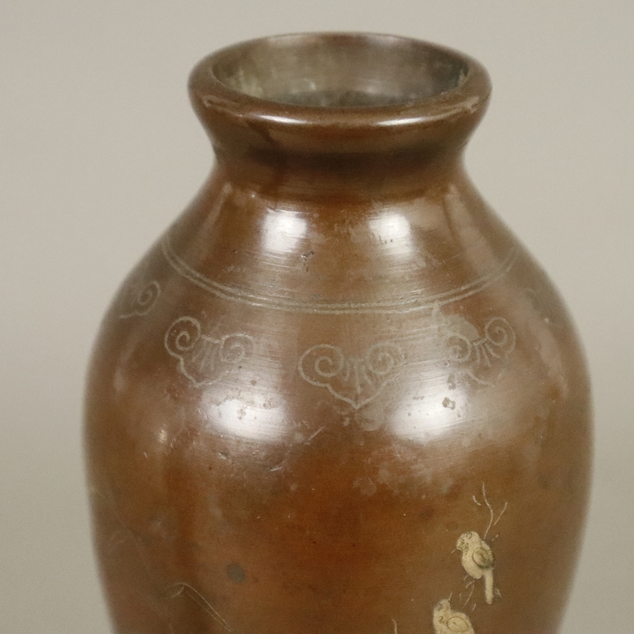 Vasenpaar - wohl China 19. Jh., schlanker Balusterkorpus, bronziertes Weißmetall mit feinen Buntmet - Image 2 of 8