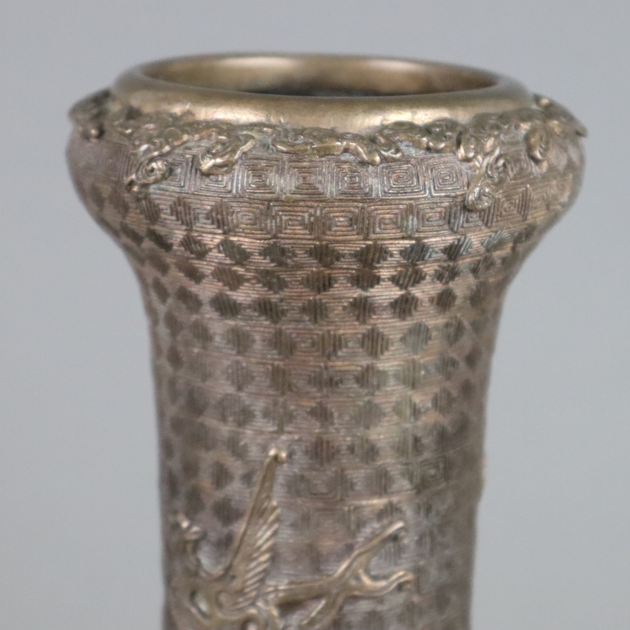 Vase - Bronzelegierung, gefußte kugelrunde Wandung mit langem Hals und knoblauchknollenförmig verdi - Image 3 of 11