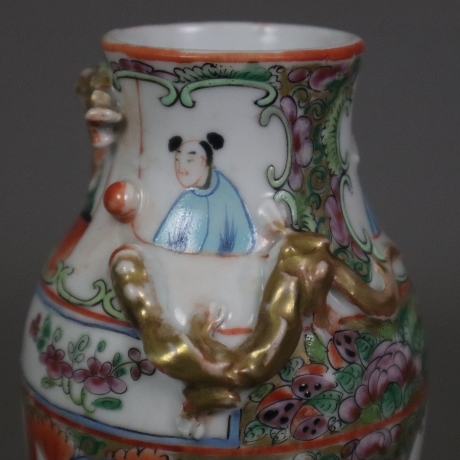 Kleine Deckelvase - Südchina, ausgehende Qing-Dynastie, Balusterform, Porzellan mit „Rose Medaillon - Image 4 of 10
