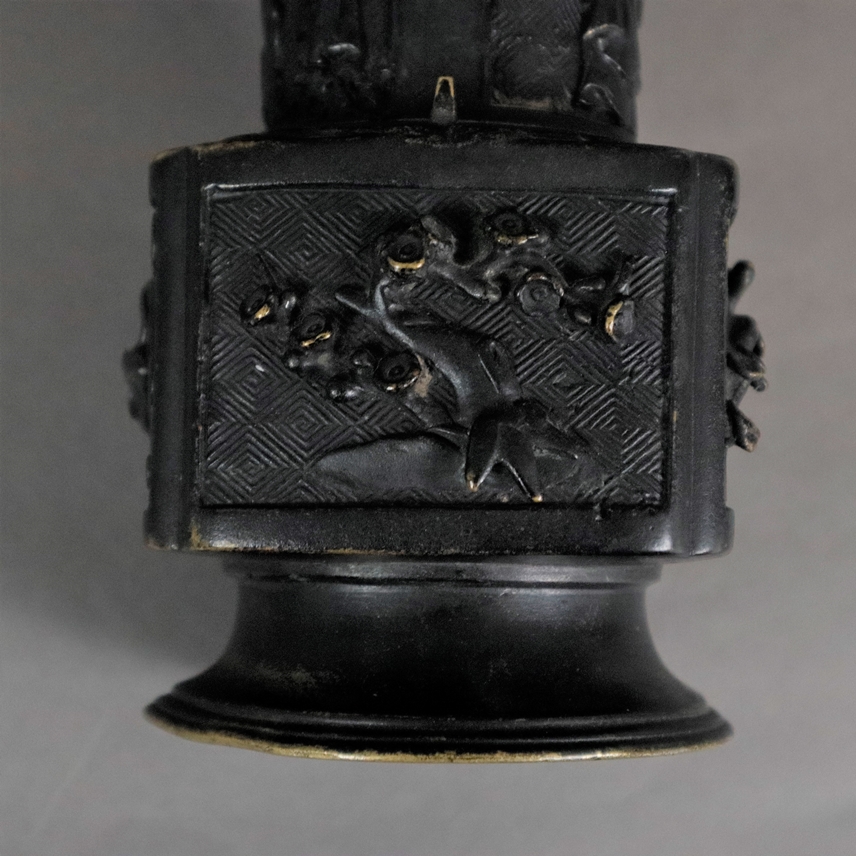 Vase - Japan / China, Bronzelegierung, dunkel patiniert, gefußter Vierkantkorpus mit Trompetenmündu - Image 6 of 8