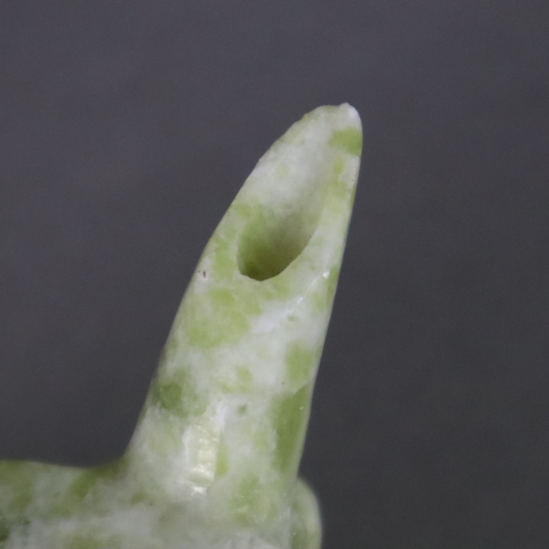 Zierkanne aus Jade - China, Schnitzarbeit aus heller grünlich marmorierter Jade, der Henkel ist ver - Bild 6 aus 8