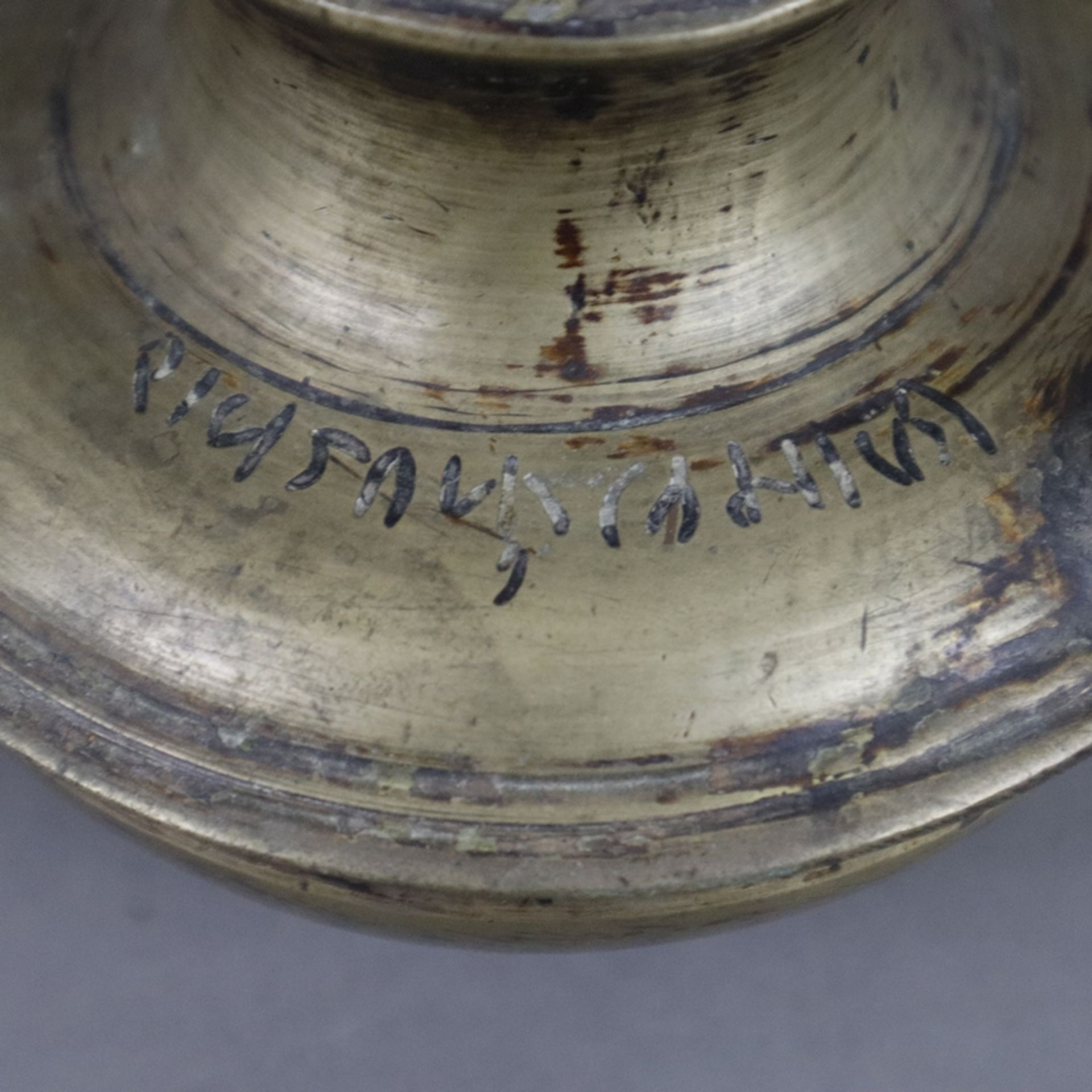 Kleine runde Kanne - Indien?, 19.Jh. oder früher, helle Bronze / Gelbguss, runde Form auf Standring - Bild 4 aus 6