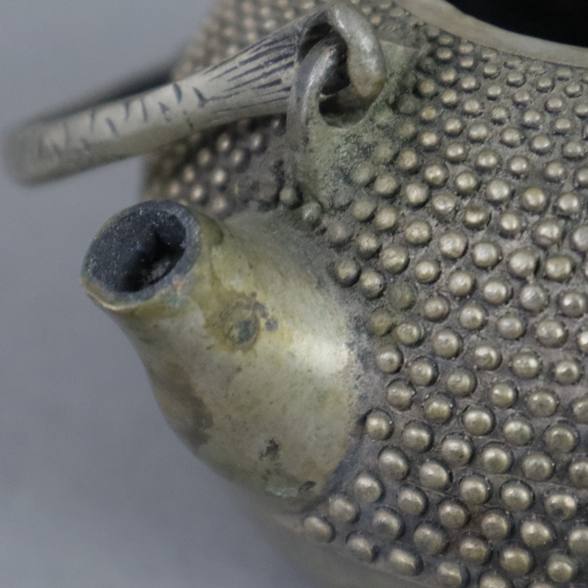 Kleine Metallkanne in japanischem Stil - China, rundliche Form geschwungener Bügelhenkel mit vollru - Image 5 of 8