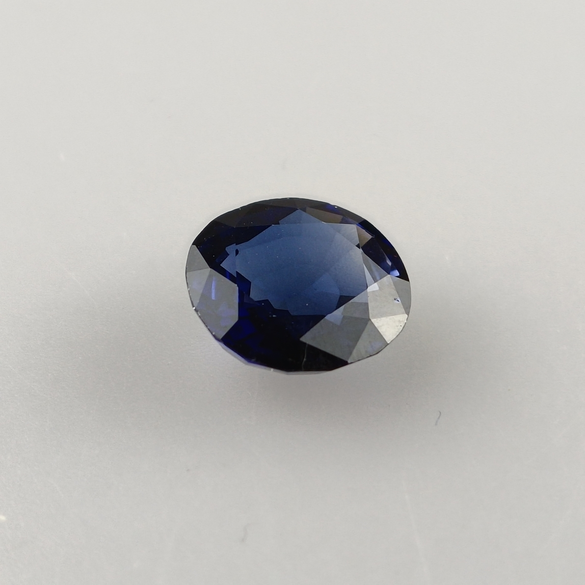 Loser Saphir von 9,48 ct.- synthetisch, intensives Blau, Rundschliff, Gewicht 9,48 ct, Dm.ca. 13 mm - Image 2 of 5