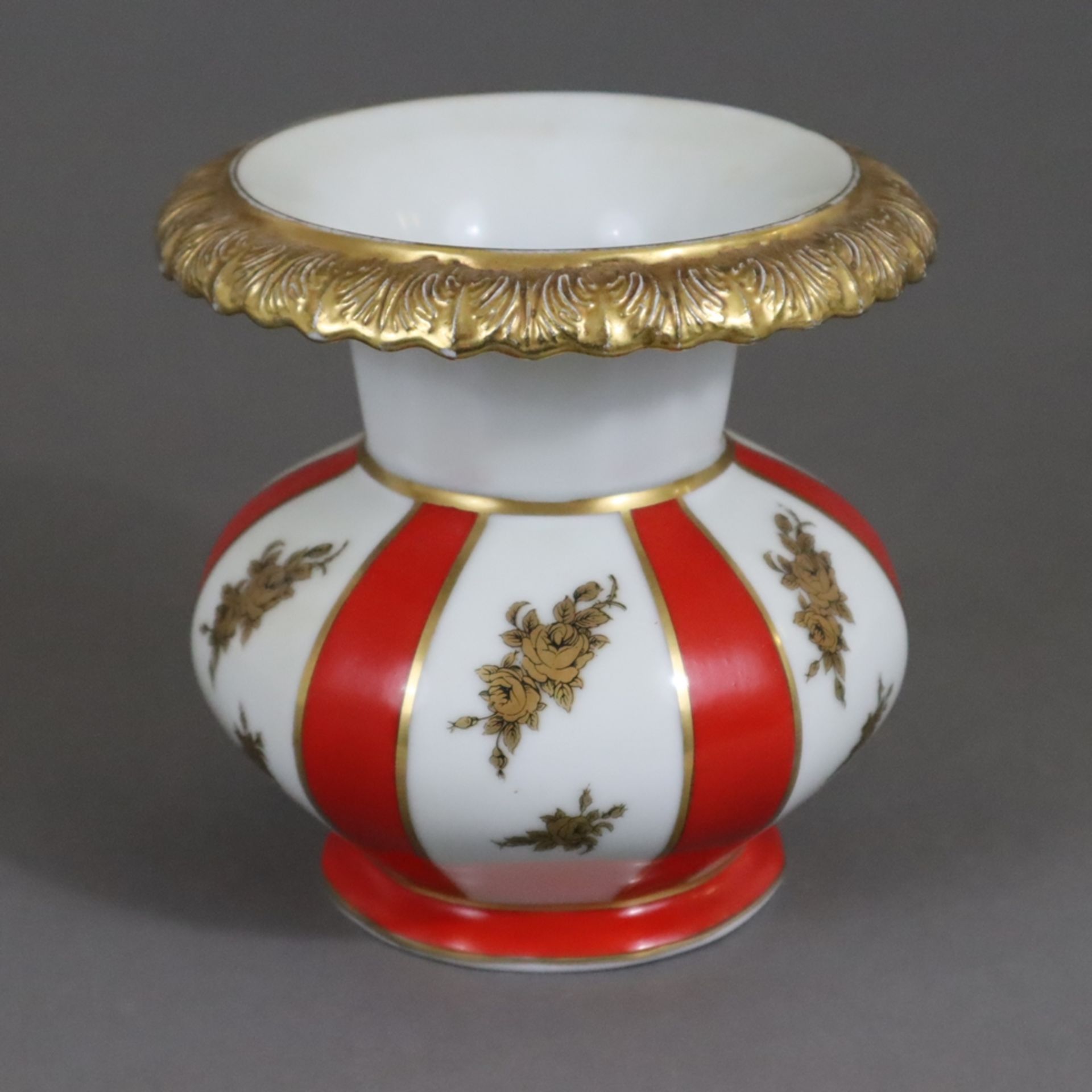 Art Déco-Porzellanvase - Baensch, Lettin, um 1930, Trichtervase, hellroter Streifendekor, Goldstaff