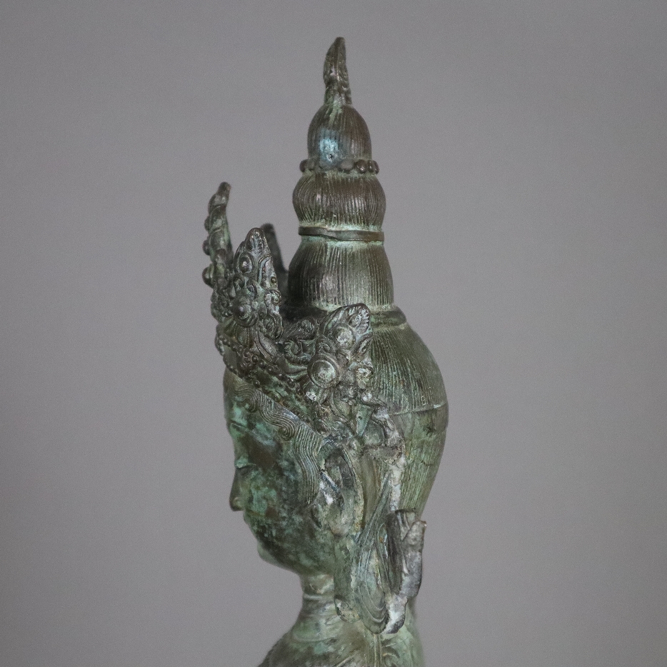 Bodhisattva-Figur - Nepal /Tibet 20.Jh., Bronzelegierung mit grüner Patina, 4-armig, auf doppeltem - Image 8 of 10