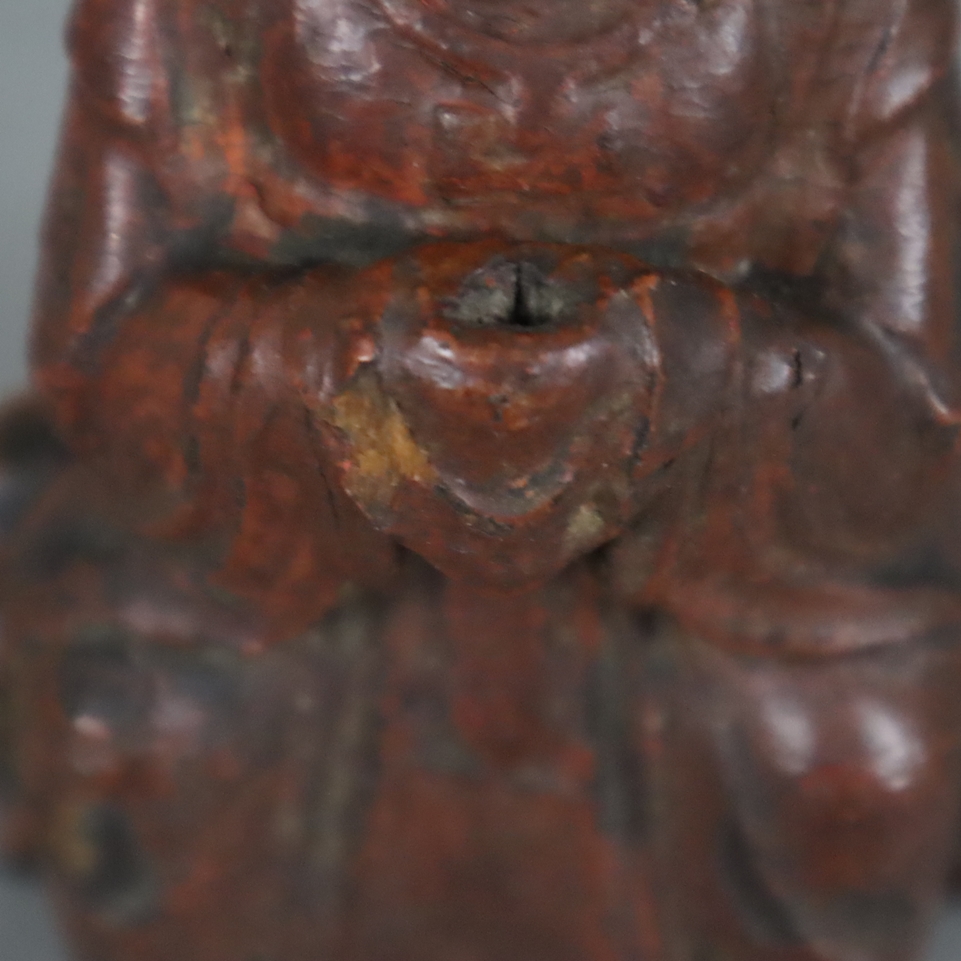 Figurine eines sitzenden Adligen mit Opfergabe - China, ausgehende Qing-Dynastie, um 1900, kleine H - Image 4 of 7