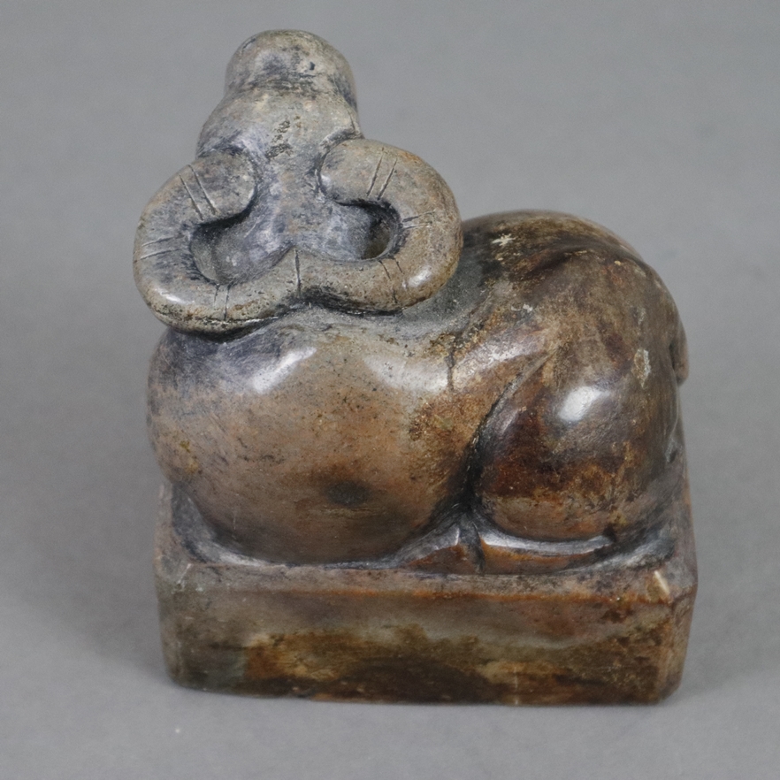 Großer Steinstempel - China, auf rechteckigem Sockel mit abgeschrägten Ecken vollrunde liegende Fig - Image 3 of 5