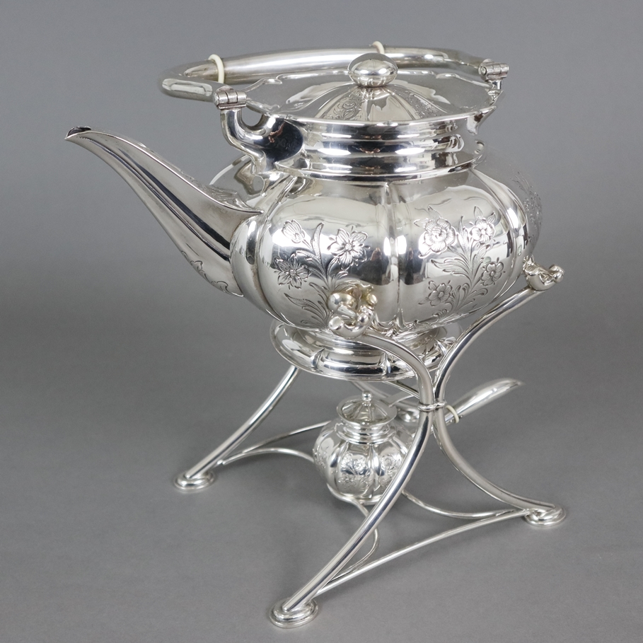 Prächtige Teekanne - deutsch, 800er Silber, ziselierter Blumendekor, Isolierringe aus Bein, Bodenun