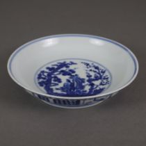 Blauweiß-Schale - China, nach 1900, runde gemuldete Form auf Standring, blau-gräuliche Glasur, Rand