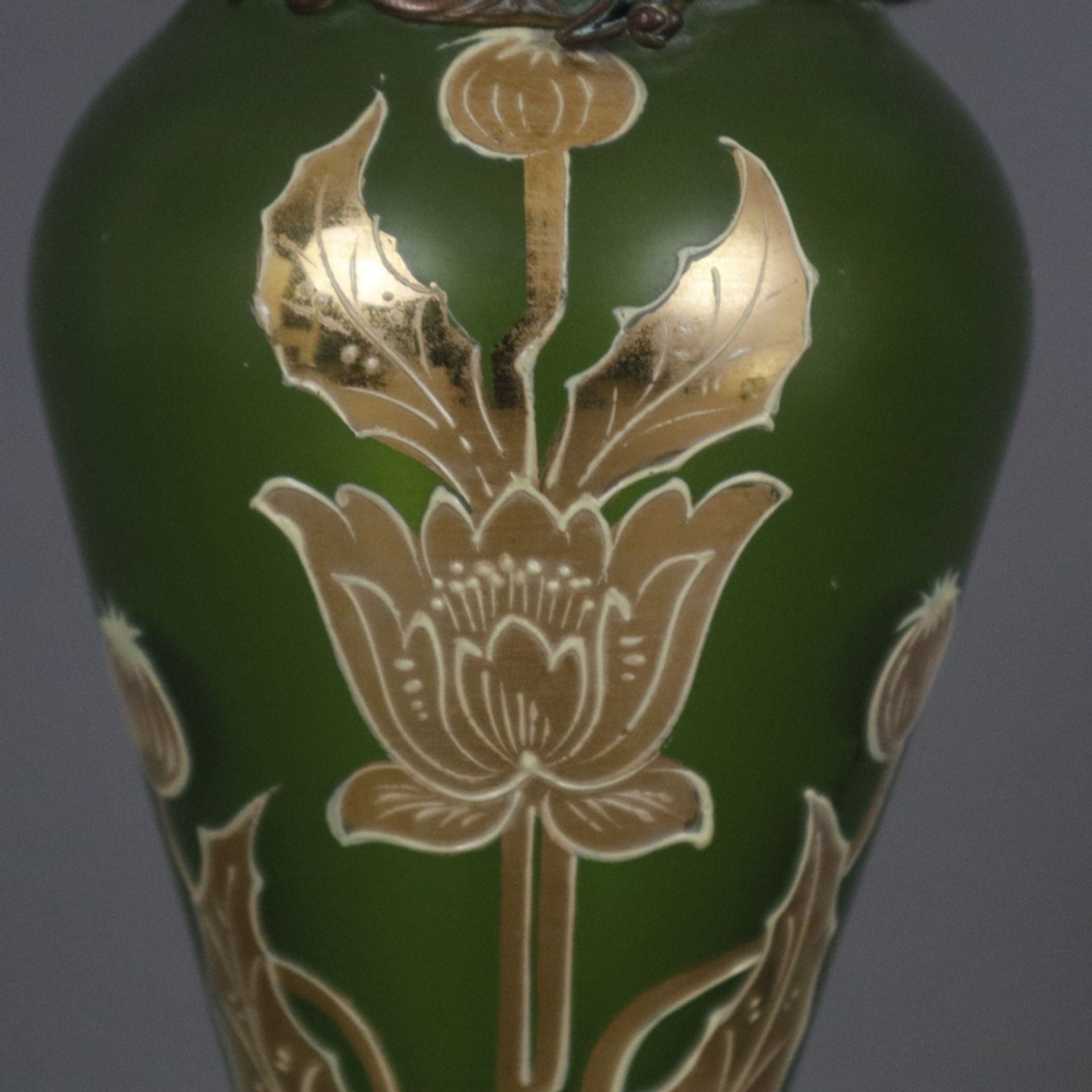 Jugendstil-Glasvase mit Metallmontur - wohl Frankreich um 1900, Klarglas mit grünem Unterfang, scha - Bild 4 aus 8