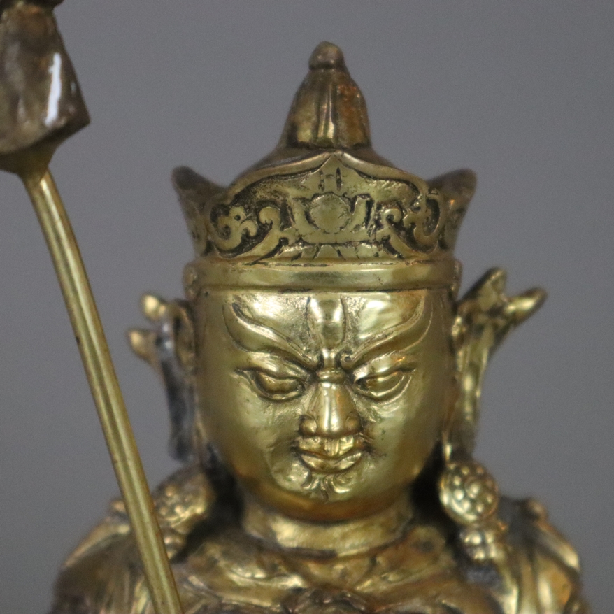Figur des Vaishravana - tibeto-chinesisch, Bronzelegierung, teils vergoldet, der Schutzgott sitzt s - Image 3 of 8