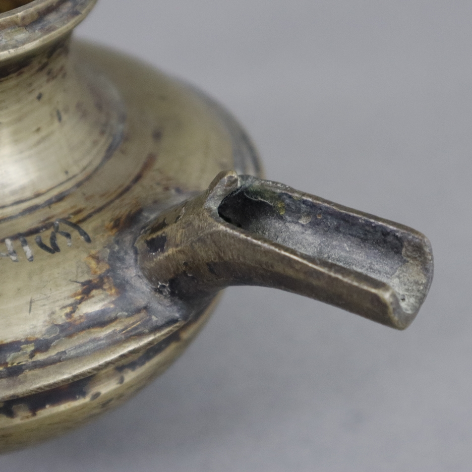 Kleine runde Kanne - Indien?, 19.Jh. oder früher, helle Bronze / Gelbguss, runde Form auf Standring - Image 5 of 6