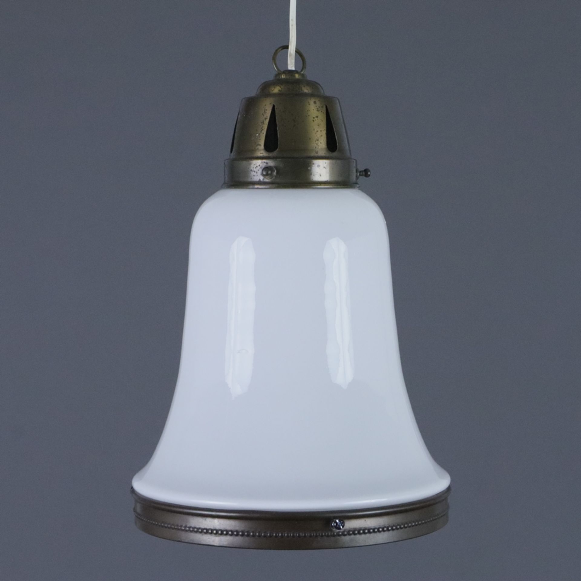 Jugendstil-Deckenlampe - Anfang 20. Jh., glockenförmiger Glas-Schirm mit opalweißem Unterfang, Meta