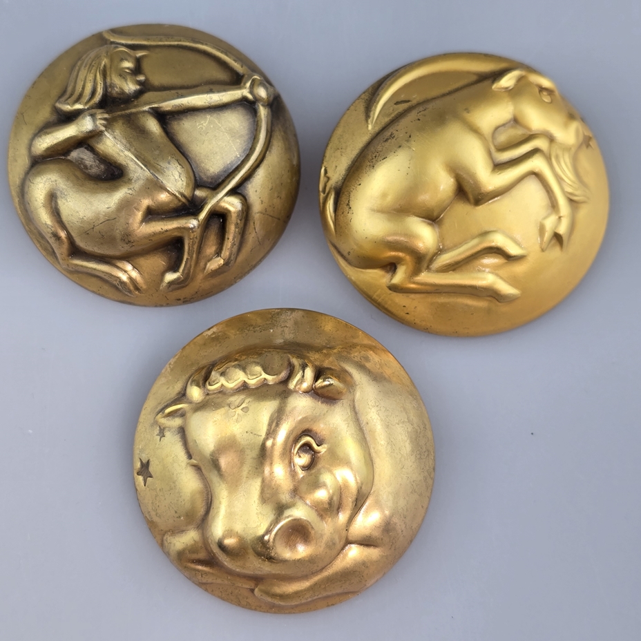 Fünf Broschen „Zodiac-Serie“-- Joseff of Hollywood, USA, Metall goldfarben, gewölbte Rundform mit r - Image 2 of 5