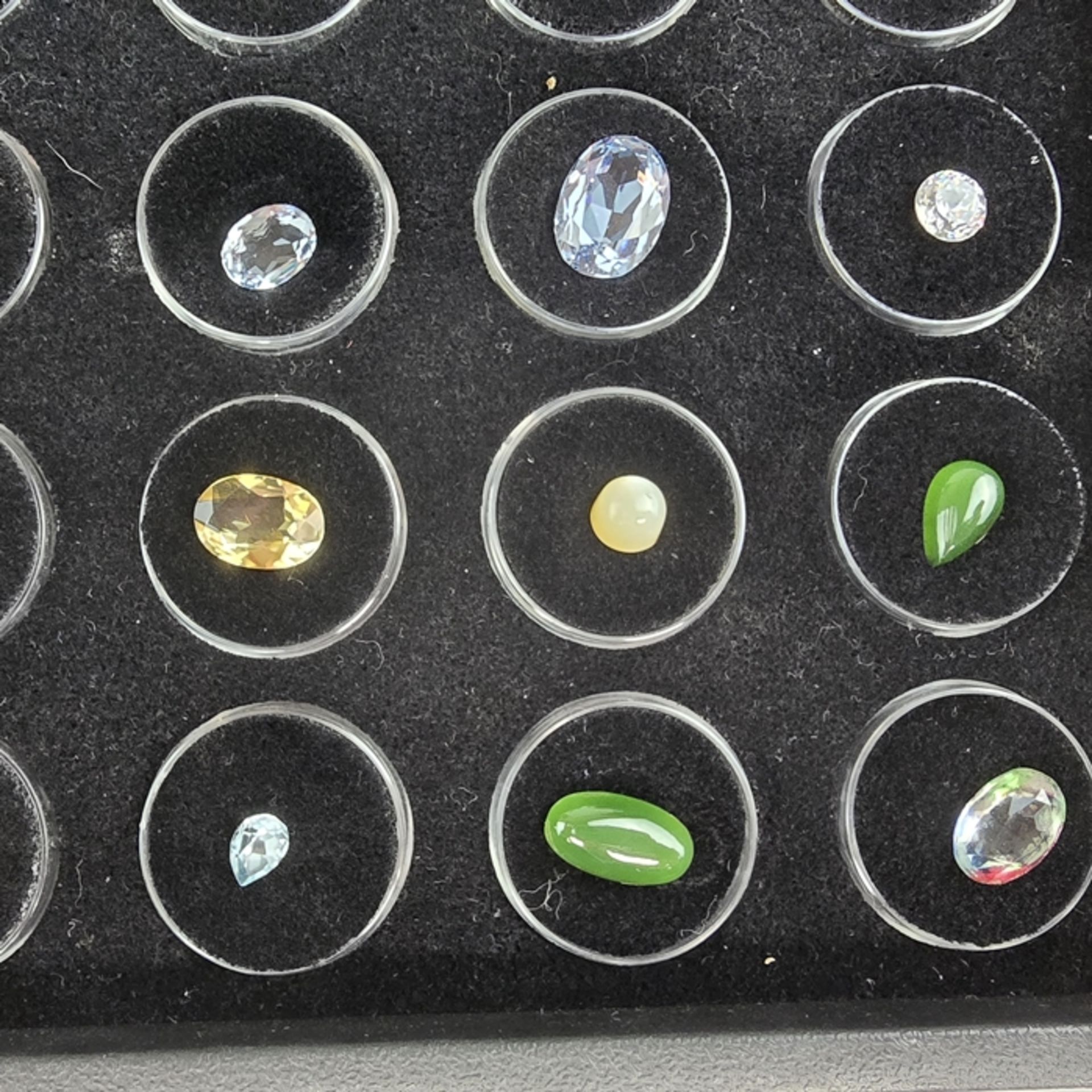 Sammlung (Halb-)Edelsteine - 25 Kapseln mit diversen Steinen, unter anderem Mondstein, Citrin, grün - Bild 3 aus 9