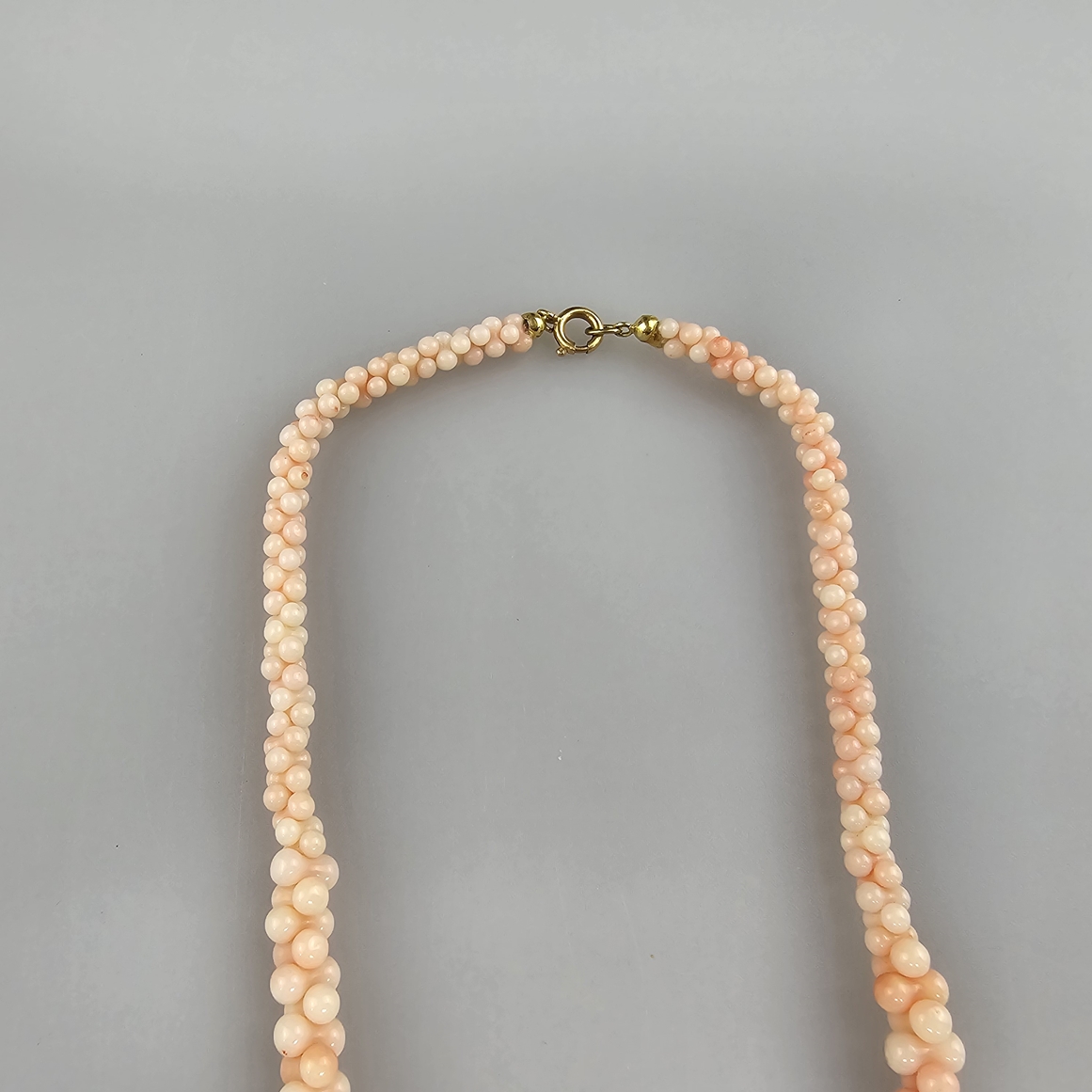 Engelshaut-Korallencollier - Halskette aus kurzen Korallenstäbchen im Verlauf (L.6-12mm), 18K-Gelbg - Image 5 of 5