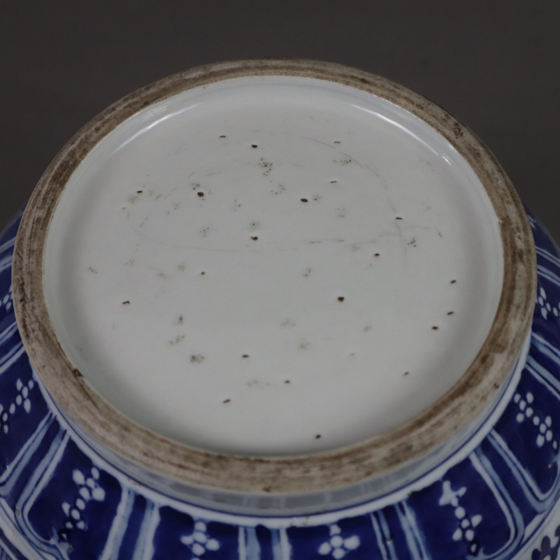Schultertopf - China 20.Jh., Weißporzellan mit unterglasurblauer Bemalung, passige figuralen Reserv - Image 12 of 12