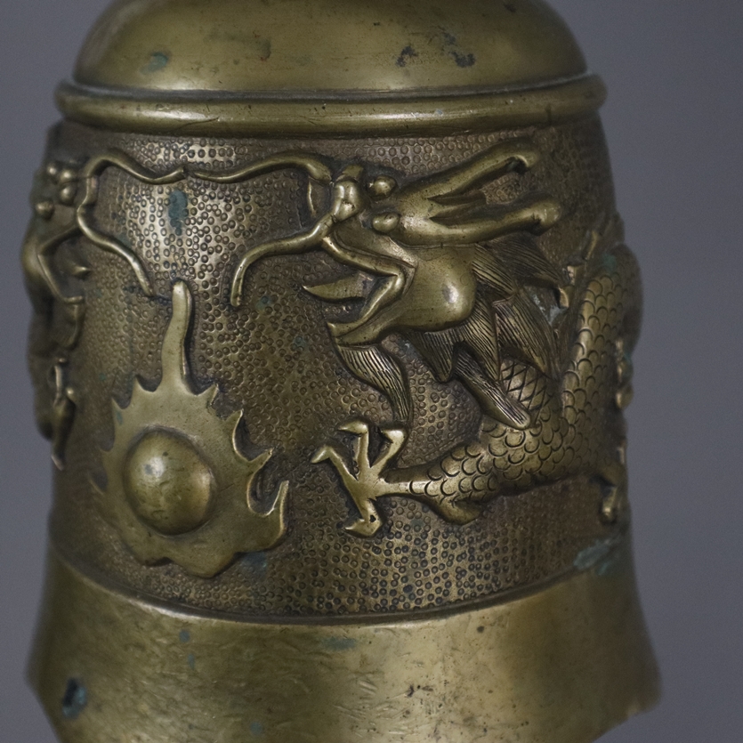 Glocke mit Drachenrelief im Holzgestell- China, Bronzelegierung mit goldener Patina, leicht konisch - Image 3 of 9