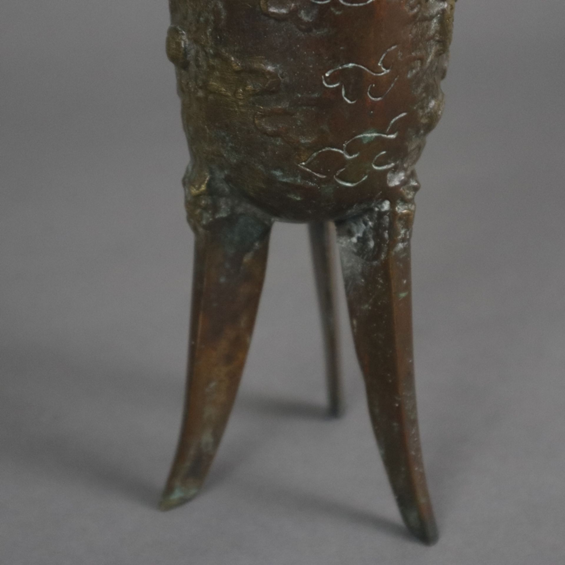 Tripodes Gefäß vom archaischen Typ „jue“ - China, Bronzelegierung, in Relief Drache mit flammendem  - Bild 5 aus 6
