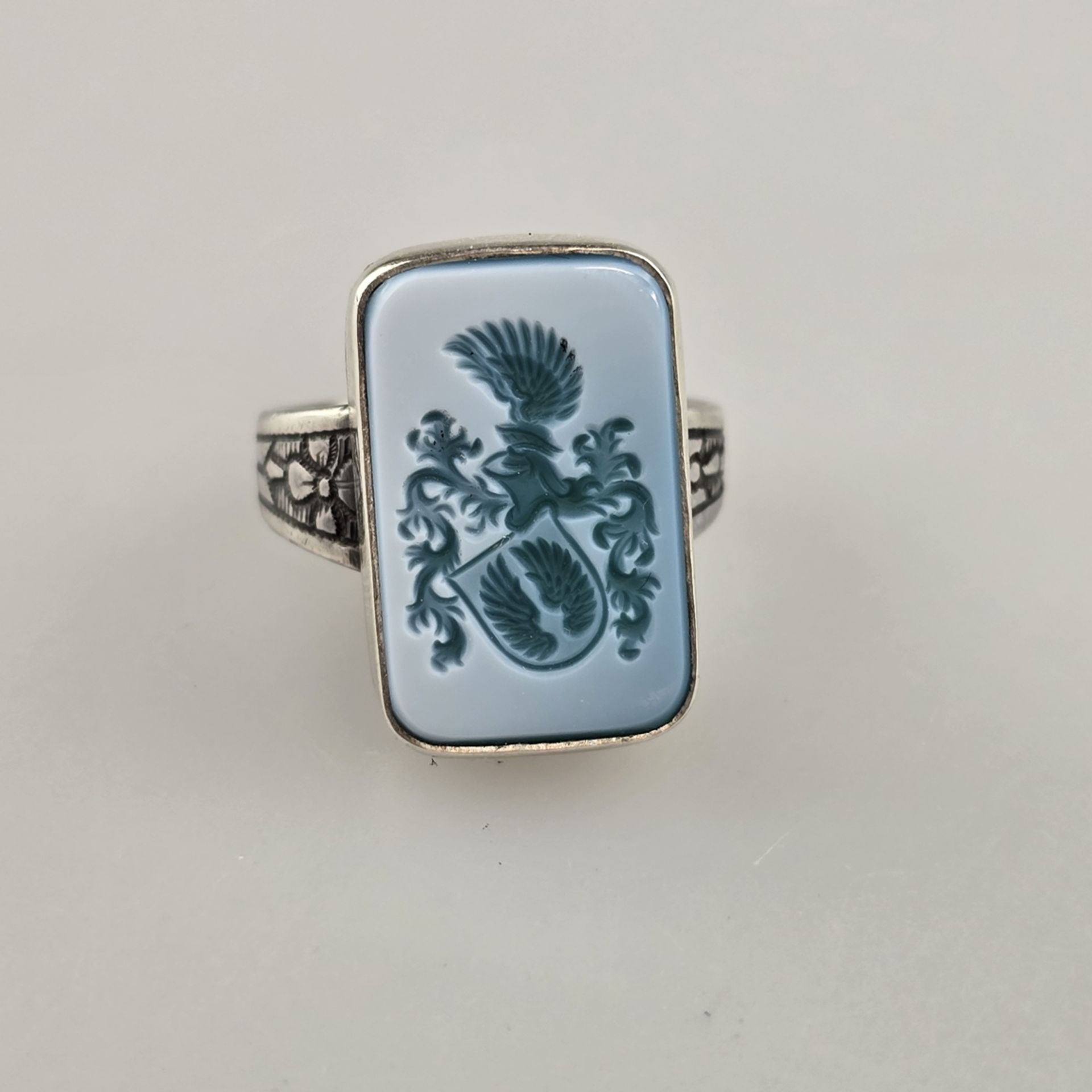 Siegelring - Silberfassung, Schulterpartie floral graviert, Lagenachat-Intaglio als Ringkopf mit Da