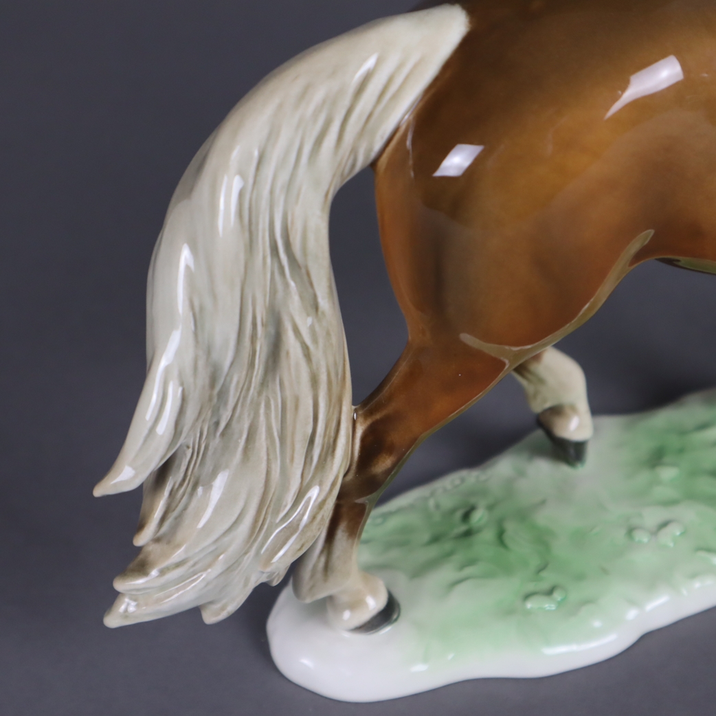 "Trabendes Pferd" - Goebel, Entwurf von G. Bochmann (1977), Keramik, polychrom bemalt, auf Grasplin - Image 5 of 7