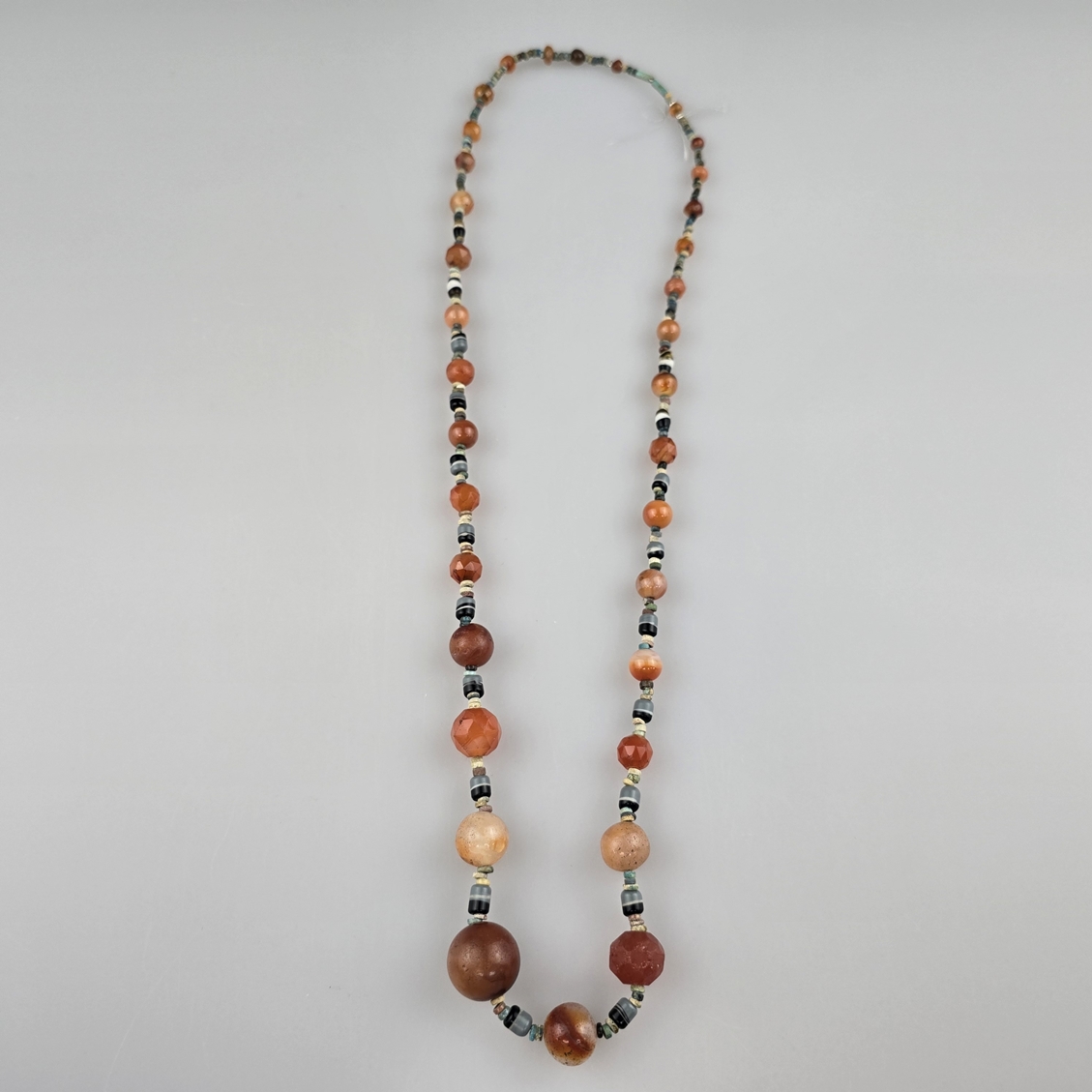 Zwei Halsketten im altägyptischen Stil - Ägypten, 1.Hälfte 20.Jh., 1 Collier aus unzähligen glasier - Image 4 of 6