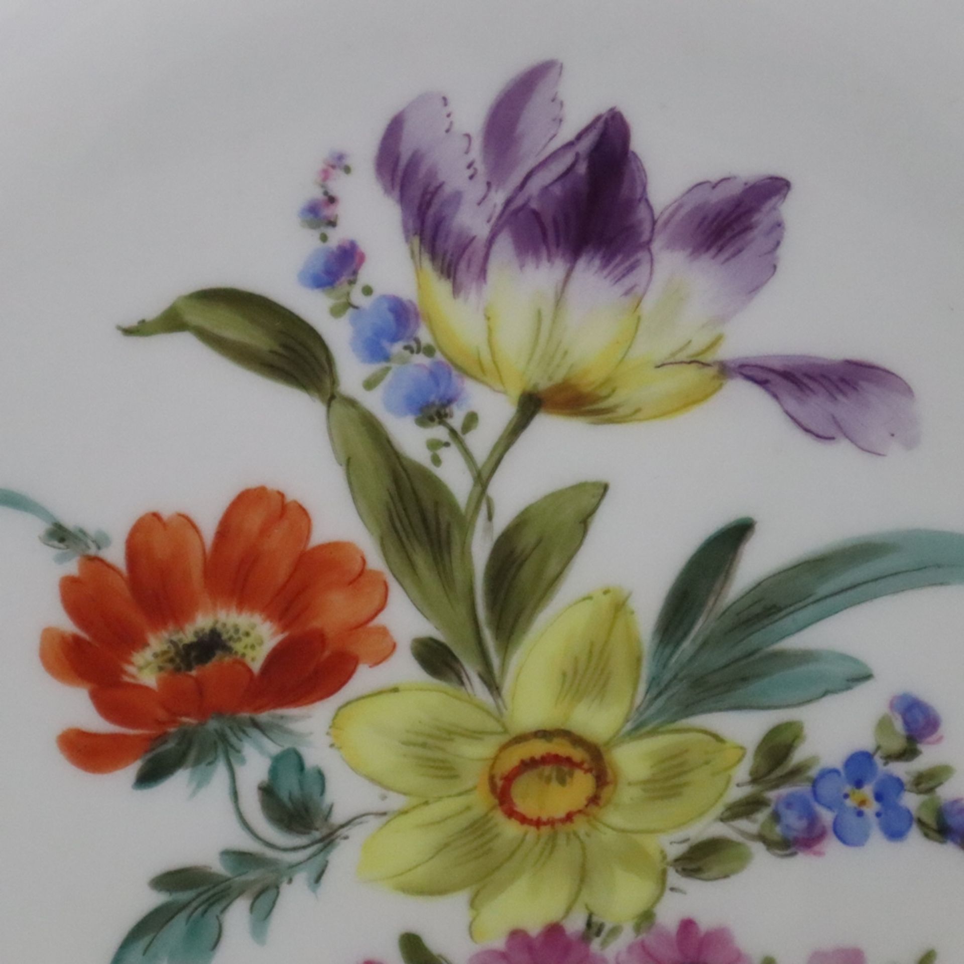 Teller - Meissen, Knaufzeit, Porzellan, gemuldete Rundform, polychrom bemalt, im Spiegel Blumenarra - Bild 3 aus 8