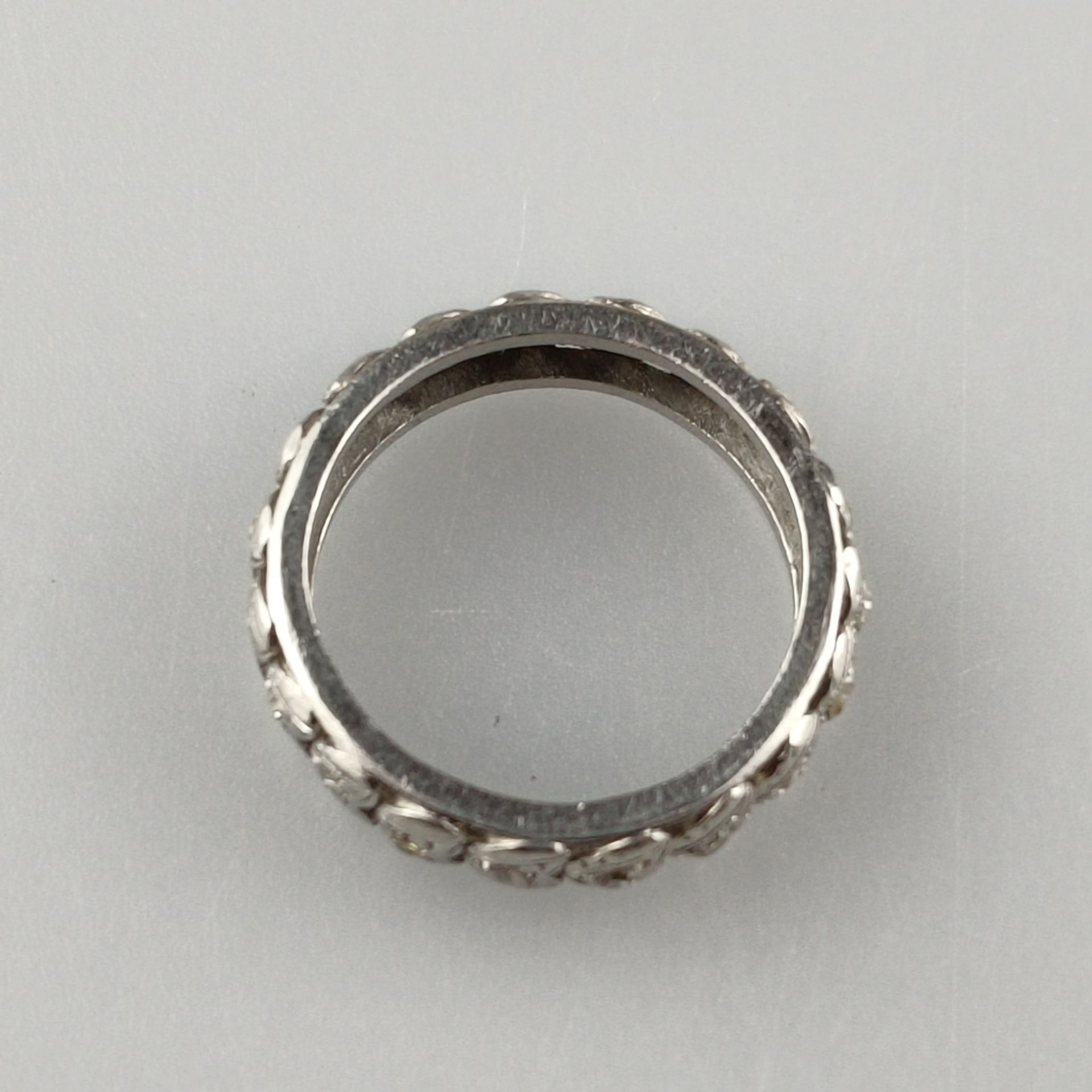 Memory-Ring mit kleinen Diamanten - Platin, 1940er Jahre, rundum Herzmuster fein ziseliert und verz - Image 5 of 5