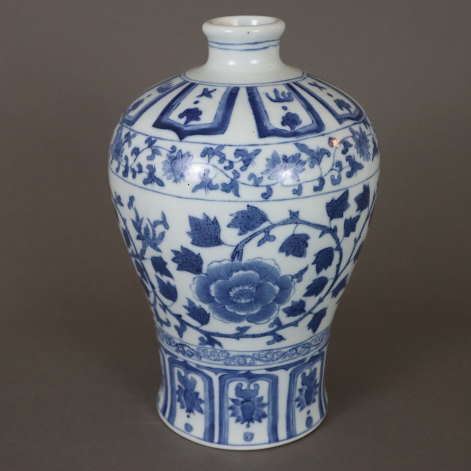 Blau-weiße Vase in Meiping-Form - China, Porzellan, Bemalung in Unterglasurblau mit blühenden Ranke