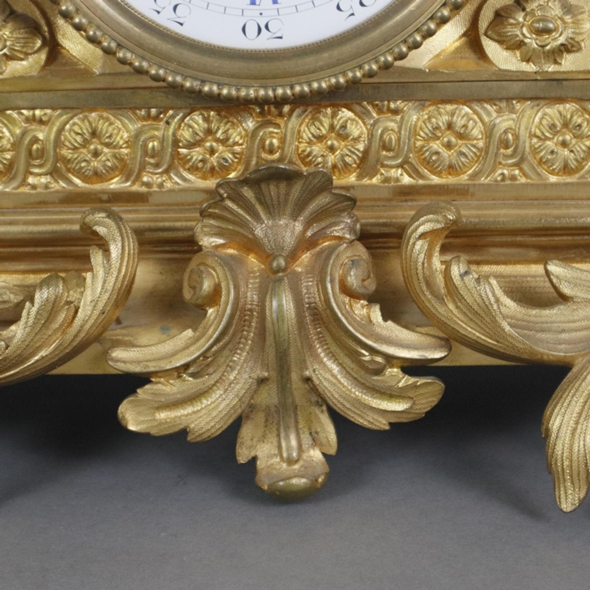 Prunkvolle Pendule - Paris, Frankreich, um 1800, vergoldetes Bronzegehäuse, reich verziert mit Akan - Bild 9 aus 15