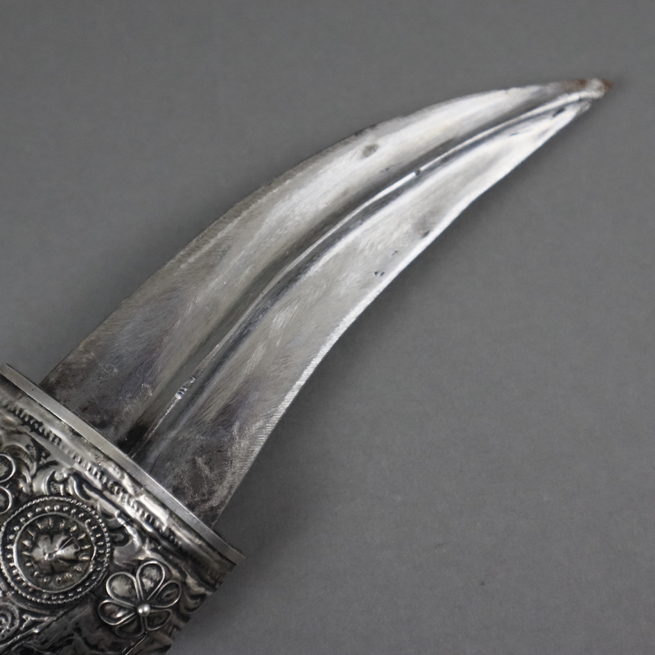 Khanjar - Oman 20.Jh., geschwungene zweischneidige Klinge mit beidseitigem Mittelgrat, Silbergefäß - Image 3 of 7