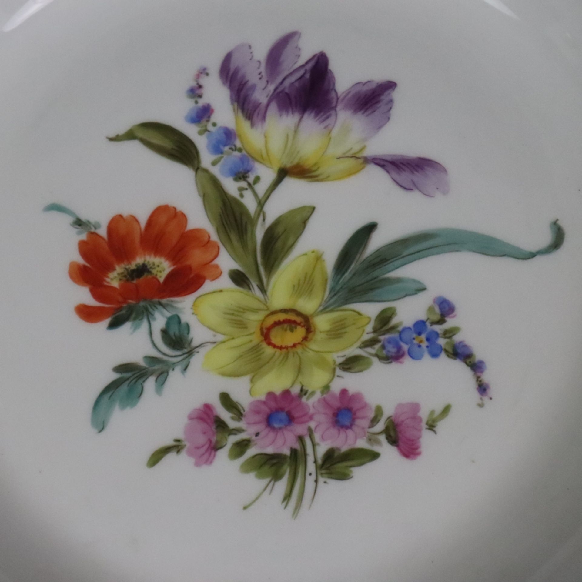 Teller - Meissen, Knaufzeit, Porzellan, gemuldete Rundform, polychrom bemalt, im Spiegel Blumenarra - Bild 2 aus 8