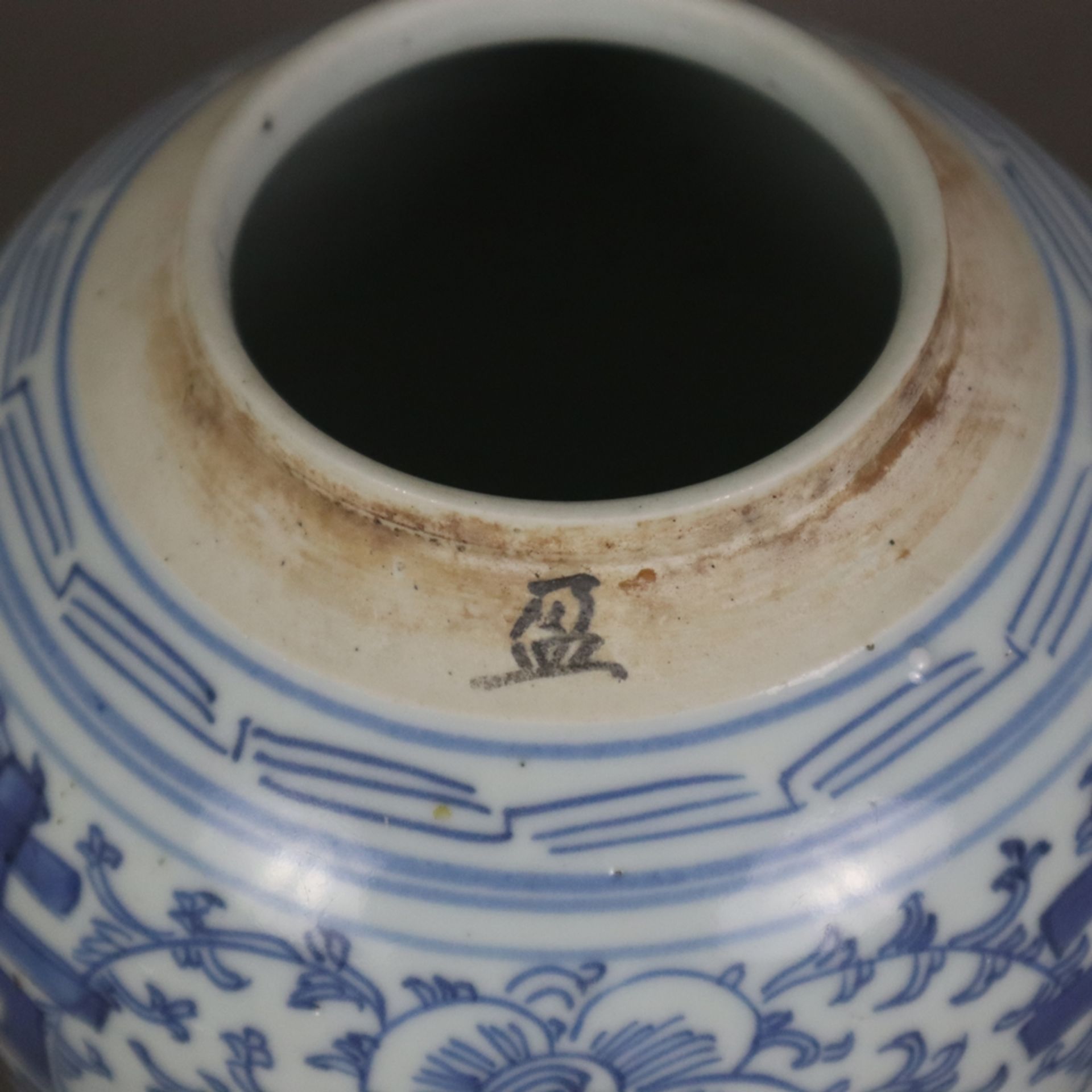 Blau-weißer Deckeltopf - China, ausgehende Qing-Dynastie, spätes 19. Jh., Porzellan, auf der Wandun - Image 3 of 7