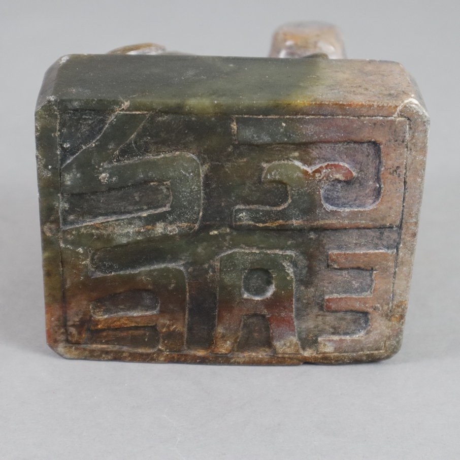 Großer Steinstempel - China, auf rechteckigem Sockel mit abgeschrägten Ecken vollrunde liegende Fig - Image 5 of 5