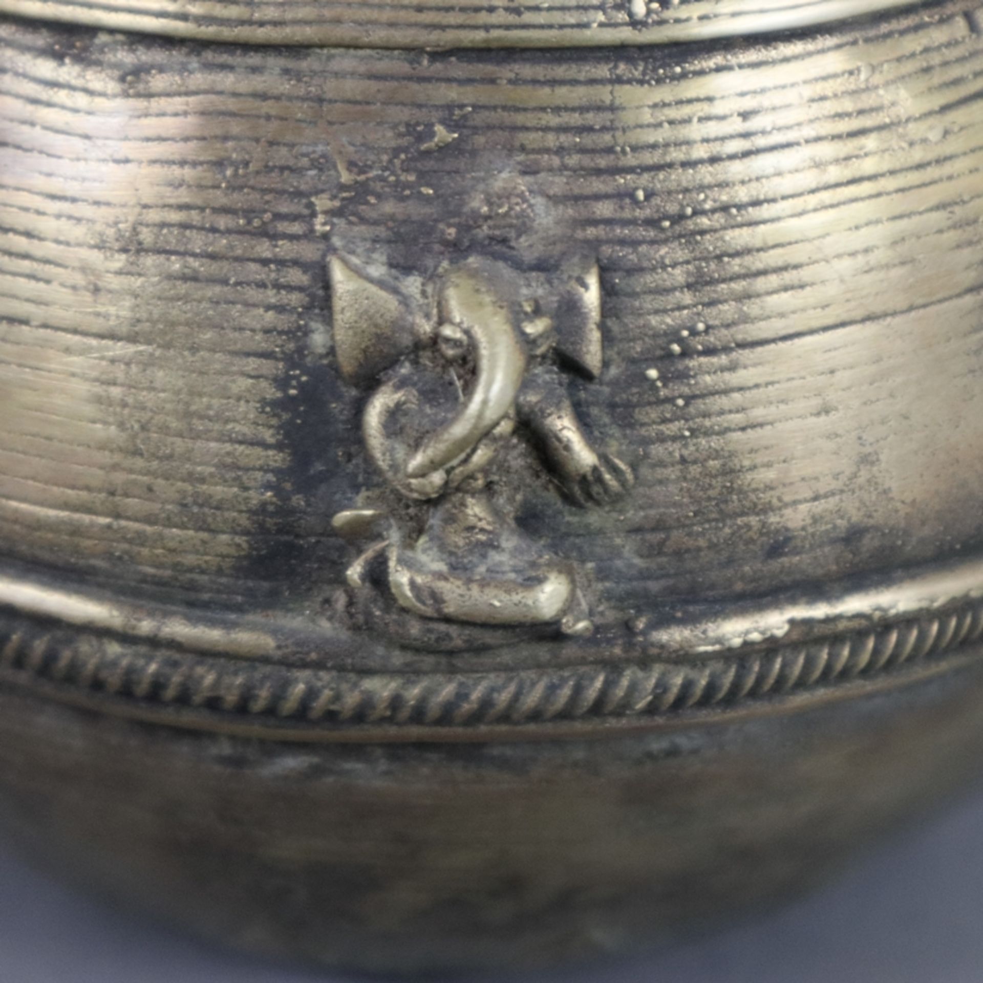 Konvolut Bronzegefäße - Indien 19./20.Jh., 4 Stück, Bronzelegierung, meist kugelig gebaucht mit uml - Bild 4 aus 8