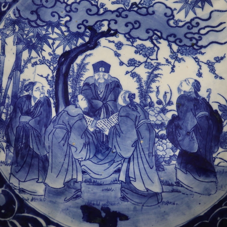 Große Platte - China, Porzellan, im kräftigen Unterglasurblau dekoriert, im Spiegel Figurenensemble - Image 2 of 9