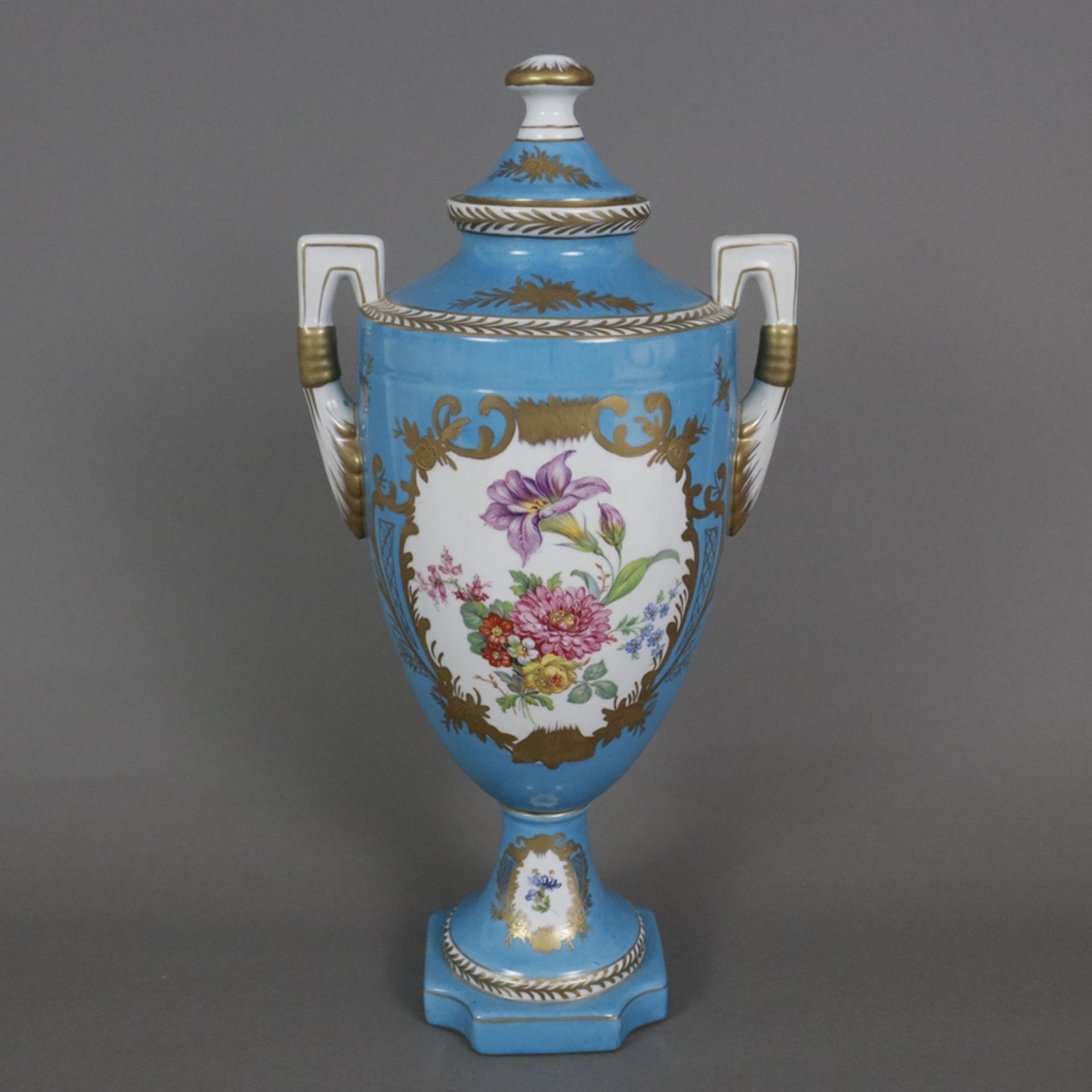 Henkelvase und kleine Deckelterrine mit Presentoir im Sèvres-Stil - 20. Jh., Porzellan, türkisblaue - Image 2 of 12